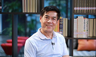 中国前驻津巴布韦、纳米比亚大使   忻顺康：大使要大家使 大使要使大家 从事外交工作要求政治可靠、冷静沉着、严谨务实、随机应变，曾任中国驻津巴布韦、纳米比亚大使忻顺康近日接受人民网采访，深情讲述他外交生涯中的难忘经历和宝贵心得。【详情】