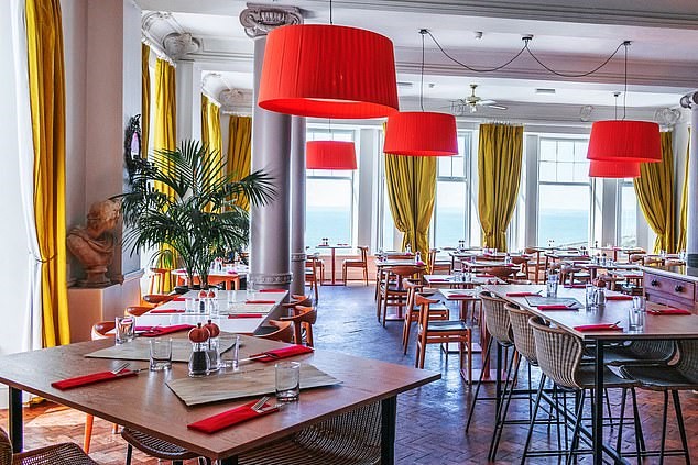 餐厅提供木烤比萨饼和当地冰淇淋。