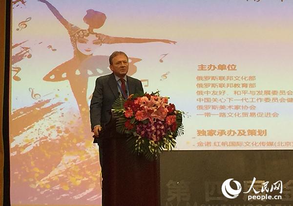 俄罗斯中国和平友好发展委员会主席鲍里斯·季托夫致辞。(记者 燕勐 摄)