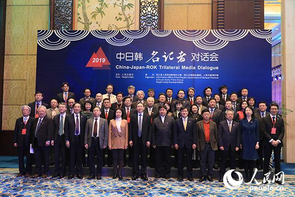 2019中日韩名记者对话会嘉宾合影 。人民日报记者 李国良摄影