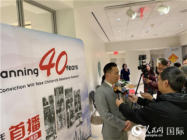 旧金山市立图书馆馆长MICHEAL LAMBERT在活动现场接受记者采访