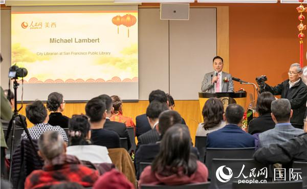 旧金山市立图书馆馆长Micheal Lambert在“双城一书 共读中国”启动仪式讲话