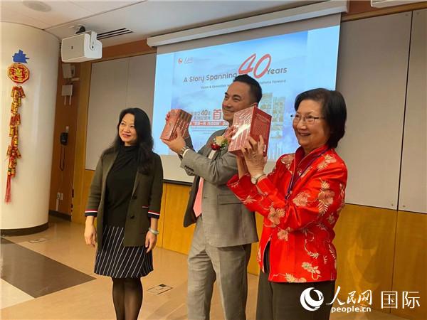 旧金山市立图书馆馆长Micheal Lambert(中)与旧金山图书馆资深馆员卢慧芬女士向现场来宾展示接受捐赠的图书