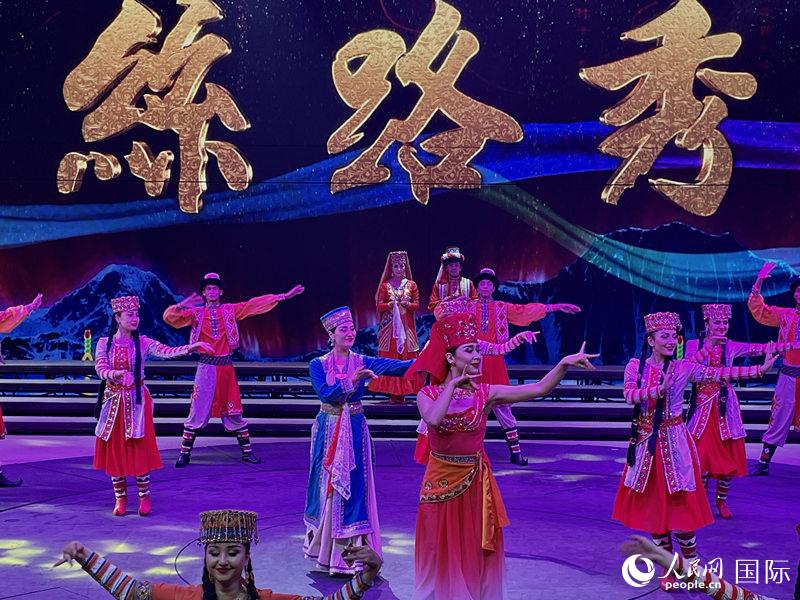 ½ݵġ˿·㡷ȫײӳġ½Ĵøݡñݲöֱʽùڳʽ½ɫķ飬Ϊṩһʾ׵ʢ硣 