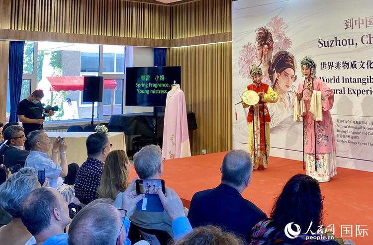 在场观众认真观看经典昆曲片段《牡丹亭 ·游园惊梦》。人民网记者 王骁波摄