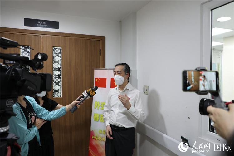 中国驻越南大使熊波就“春苗行动”在越正式启动接受媒体采访。人民网记者 杨晔摄