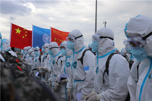 全身防护等候返程的维和官兵。黄礼明摄