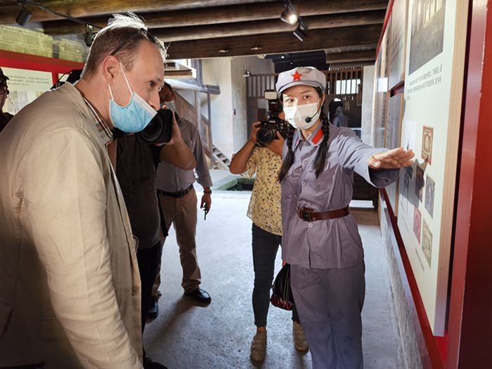 在瑞金叶坪革命旧址群,俄罗斯驻华大使馆公使衔参赞热洛霍伟茨夫认真聆听讲解、观看展览。人民网记者 张博岚摄