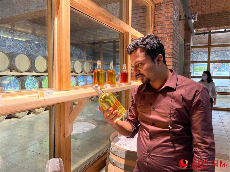 孟加拉国籍留学生吴迪参观当地地下酒窖。人民网 苏缨翔摄