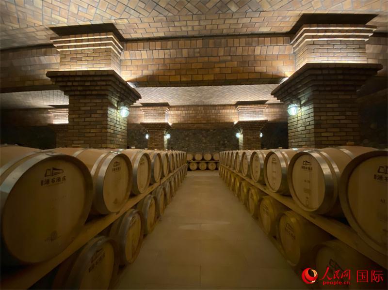 志辉源石酒庄地下酒窖。人民网 苏缨翔摄