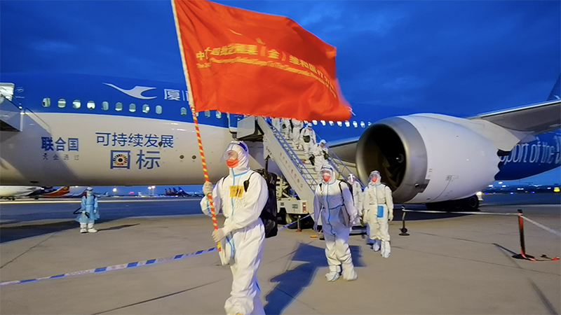 第24批赴刚果(金)维和部队全部凯旋回国到达兰州中川机场。彭毅摄