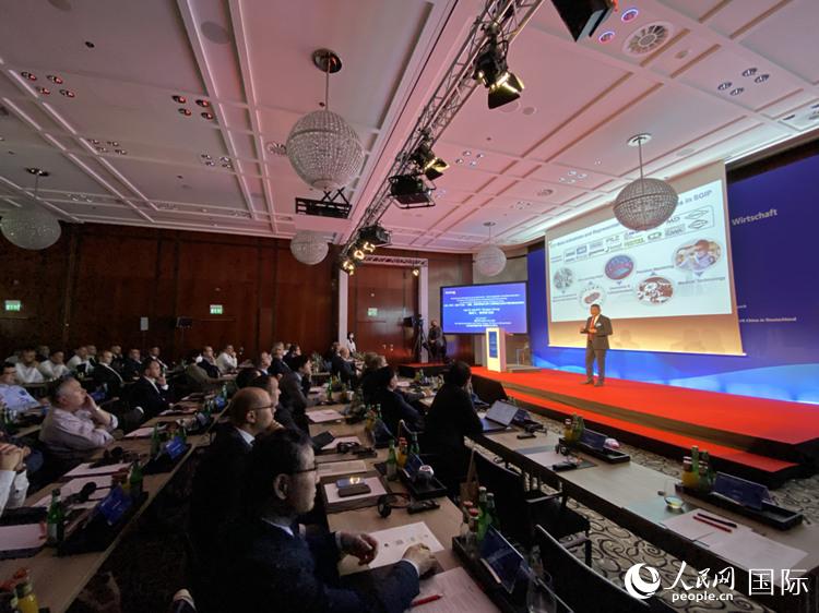 江苏省驻德办事处副主任张祥武向与会嘉宾介绍中德(常州)创新产业园相关政策。人民网记者李强 摄