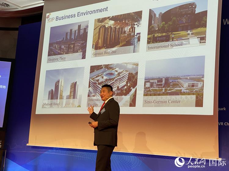 江苏省驻德办事处副主任张祥武向与会嘉宾介绍中德(常州)创新产业园相关政策。人民网记者李强 摄