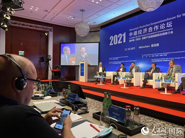 推介会上,与会嘉宾对中德(常州)创新产业园区产生浓厚兴趣,现场即用手机查询相关交通信息。人民网记者李强 摄