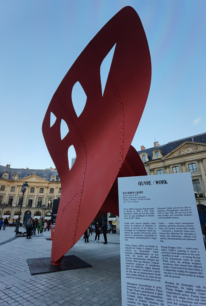 ʱ1023գ裬ʵչ迪ĻAlexander CalderƷFlying Dragon1975ķ㳡Place Vend?meչɷչ̬͡ӾйȨƷתء