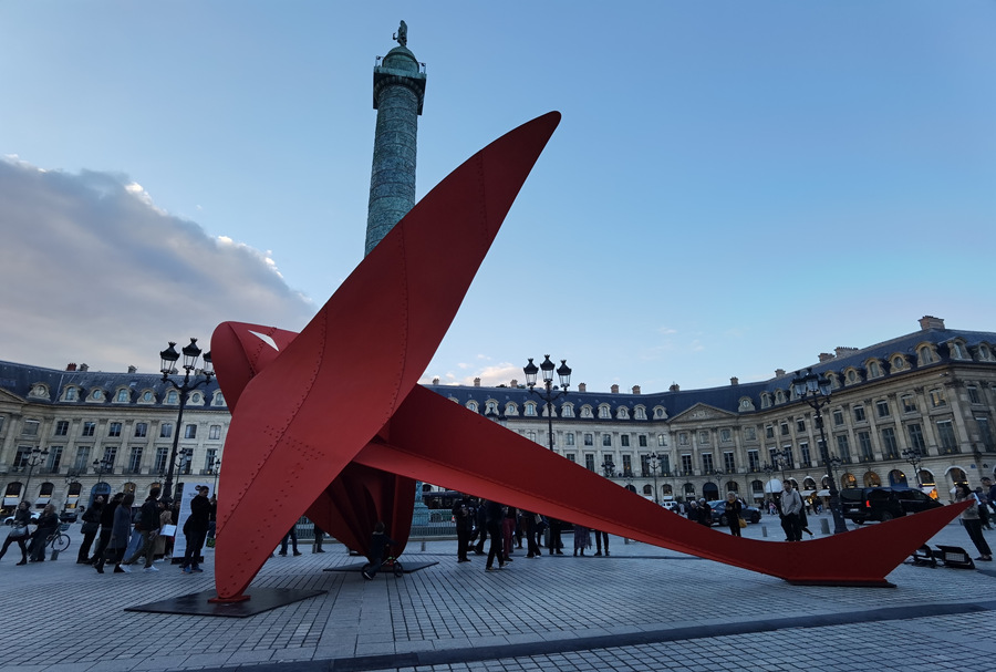 ʱ1023գ裬ʵչ迪ĻAlexander CalderƷFlying Dragon1975ķ㳡Place Vend?meչɷչ̬͡ӾйȨƷתء