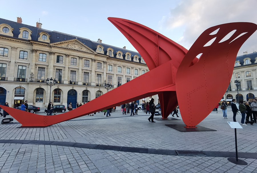 ʱ1023գ裬ʵչ迪ĻAlexander CalderƷFlying Dragon1975ķ㳡Place Vend?meչɷչ̬͡ӾйȨƷתء