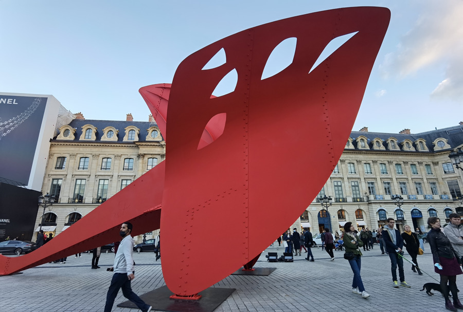 ʱ1023գ裬ʵչ迪ĻAlexander CalderƷFlying Dragon1975ķ㳡Place Vend?meչɷչ̬͡ӾйȨƷתء