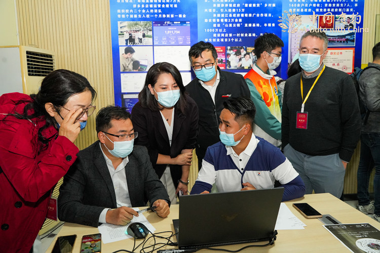 义乌工商职业技术学院学生向记者介绍直播后台数据。他们曾经创下单场带货100万元的佳绩。中国日报网供图