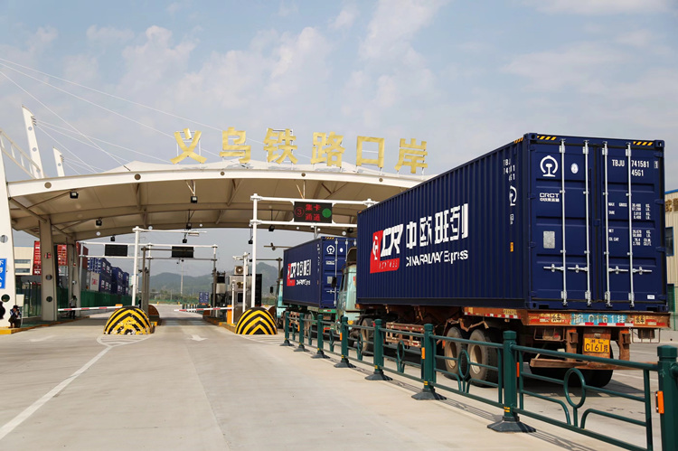 集装箱卡车正在通关。经提前申报的集装箱只需要10分钟就能完成通关。义乌网信办供图