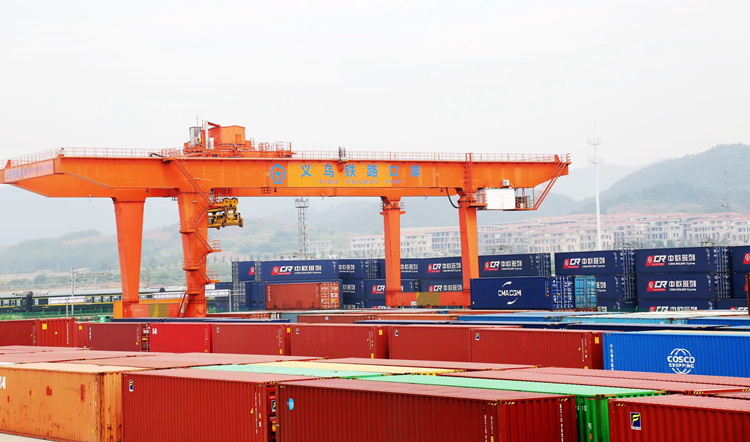 在义乌铁路口岸,两台巨大的门式起重机缓缓移动,鲜艳的集装箱排成长长的队伍,等待装车。义乌网信办供图