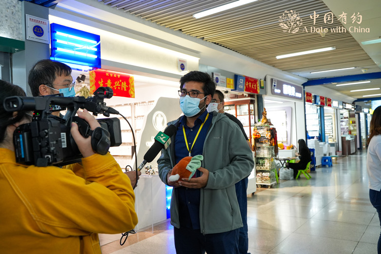 疫情下,义乌国际商贸城比之前冷清了许多。传统面对面的采购越来越多地向线上转移。图为 “中国有约”国际媒体采访在义乌国际商贸城采访。中国日报网供图