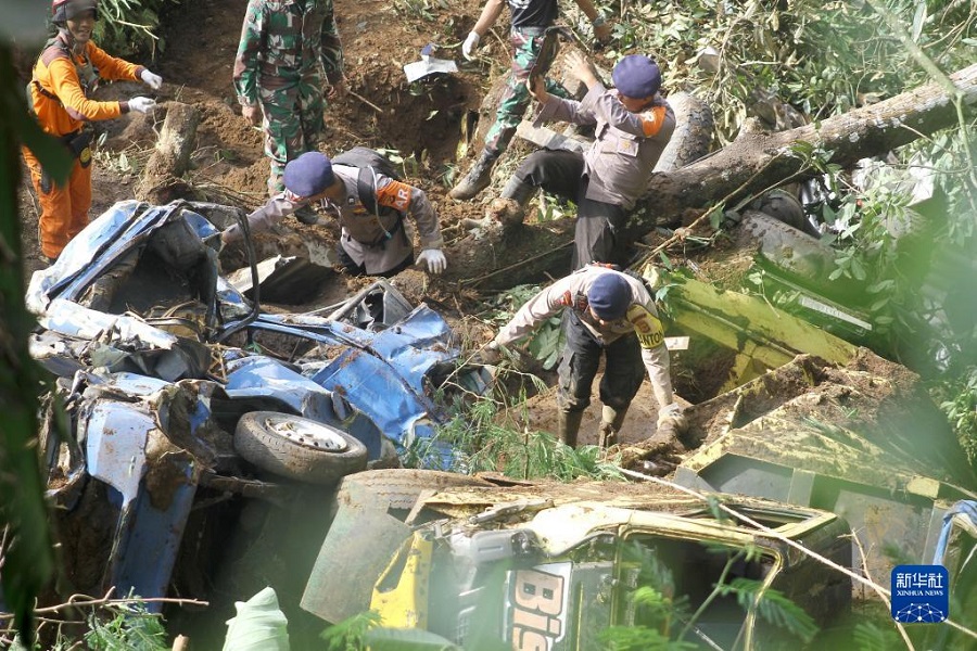 11��22�գ���Ԯ��Ա��ӡ����������צ��ʡչ������������и�����ɽ�廬���ֳ���չ��Ԯ���»��緢���������㣩