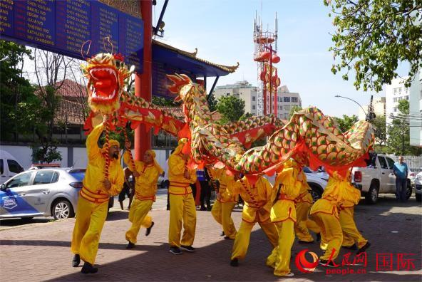 十米长龙舞动在中国人公园。人民网记者 吴杰摄