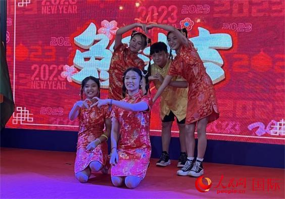 “侨二代”送上新春祝福。人民网记者 吴杰摄