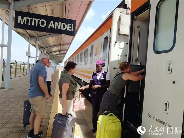 旅客们在姆蒂托安代车站上车。人民网记者 黄培昭摄