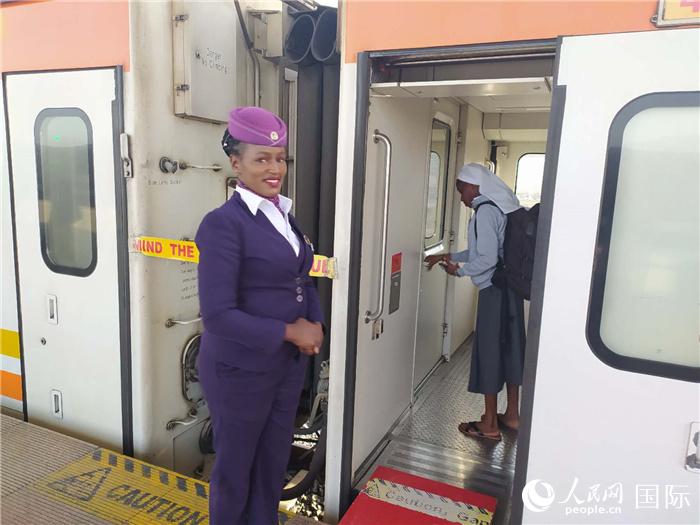 蒙内铁路一位列车员正在等候旅客上车。人民网记者 黄培昭摄