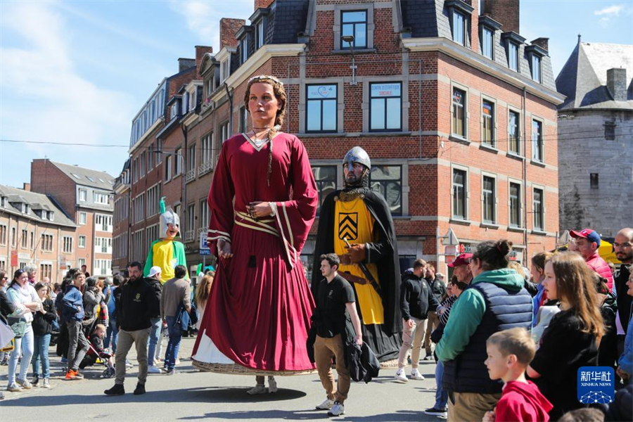 415գװɡˡԱڱʱĽдͳջΪڱݡ죬ʱ¡׸Ľоٰ25촫ͳջּͱͳĻװСֹչʾֶӱݵȸɫĻ˴ڡ» ֣ 