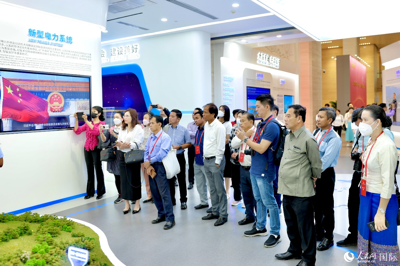 2023年澜沧江—湄公河合作媒体峰会嘉宾来到中国能建集团进行参观。人民网 李世奇摄