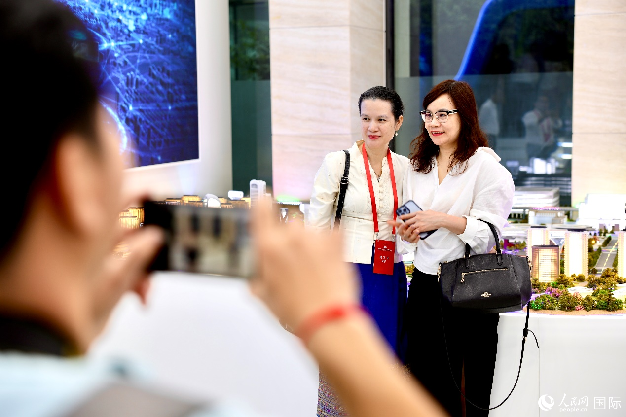 外媒记者在中国能建集团展览馆仿真模型前拍照。人民网 李世奇摄