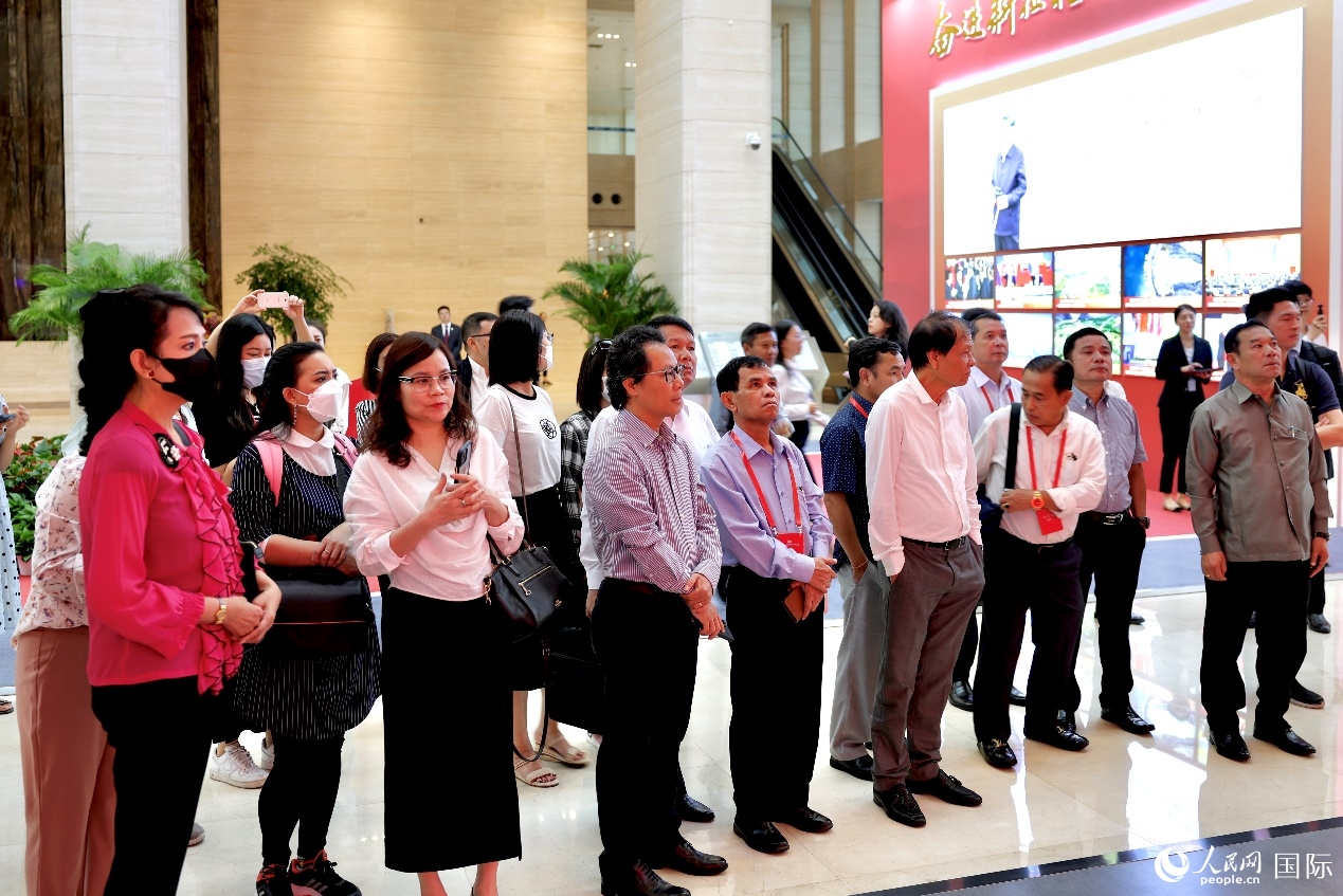 中国能建集团展览馆工作人员向外媒记者进行介绍。人民网 李世奇摄