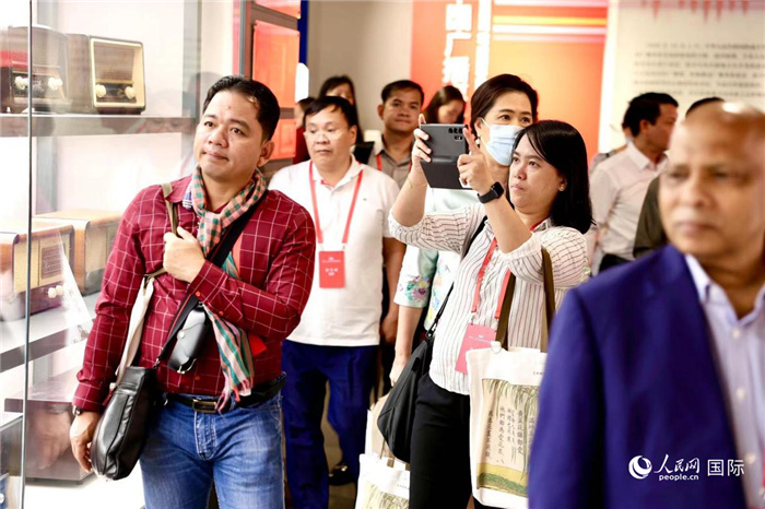 6月28日,澜湄合作媒体峰会研修班成员参观中国传媒大学校史馆——传媒博物馆。人民网 李世奇摄