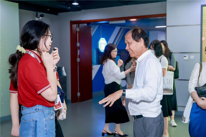 在传媒博物馆内,一名澜湄合作媒体峰会研修班成员正与中传学生展开交流。中国传媒大学供图