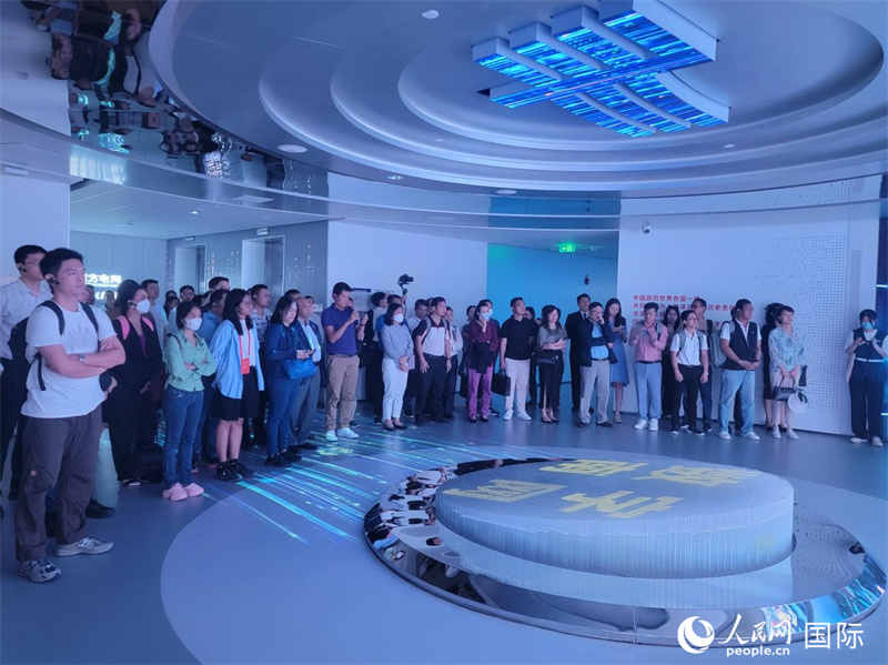 2023年澜沧江—湄公河合作媒体峰会嘉宾来到南方电网公司进行参观。人民网 宁玉瑛摄