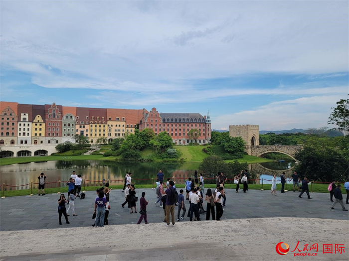 华为松山湖欧洲小镇内风景如画。人民网 宁玉瑛摄