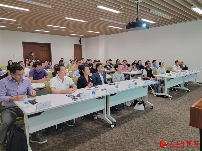 华为与外媒记者进行座谈交流。人民网 宁玉瑛摄