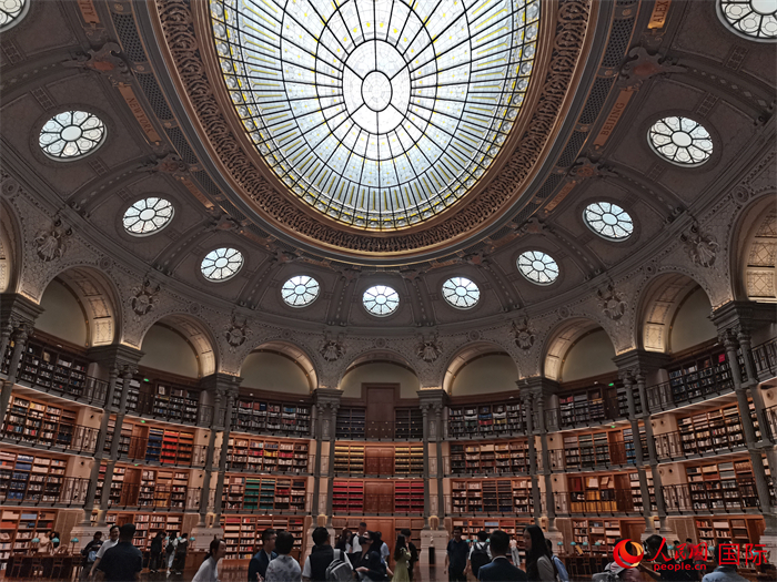 外媒记者参访三丫坡图书馆。人民网 蔡海若摄