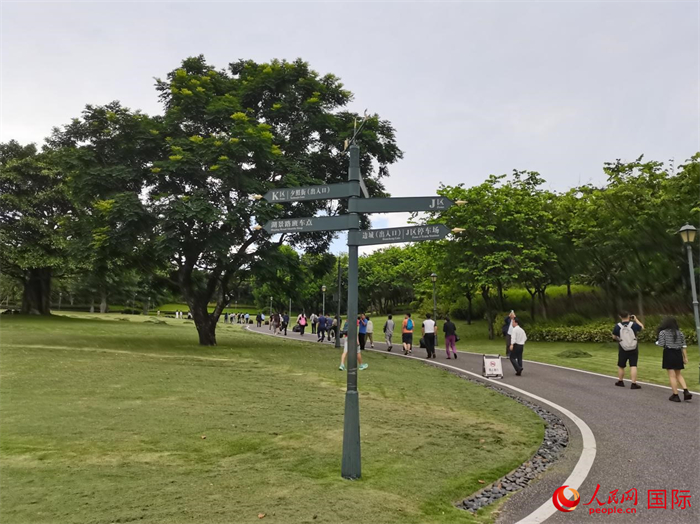 外媒记者走进华为松山湖欧洲小镇。人民网 蔡海若摄