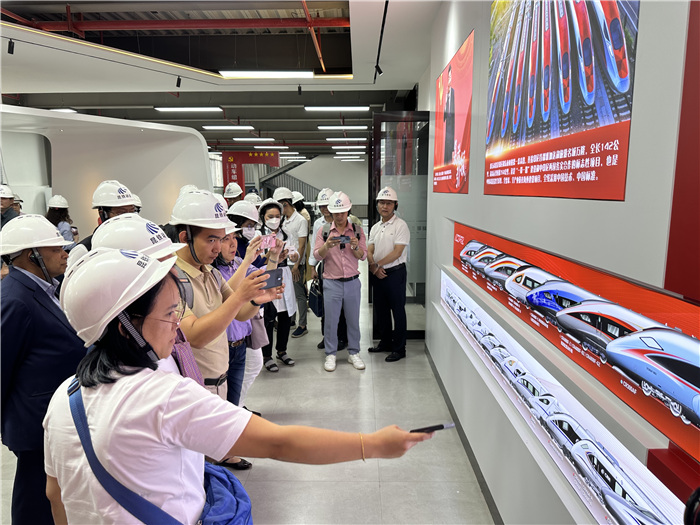 2023澜湄国家主流媒体研修班一行在昆明动车所参观交流。李发兴 摄