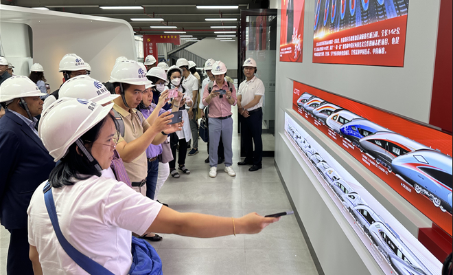 7月4日下午,研修班一行在昆明动车所参观交流