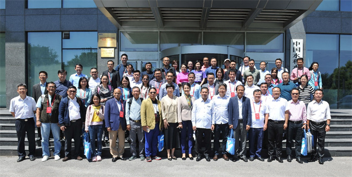 由澜湄六国有关部门及主流媒体等组成的采访团与中方代表在澜湄水资源合作中心门口合影。(澜湄水资源合作中心供图)