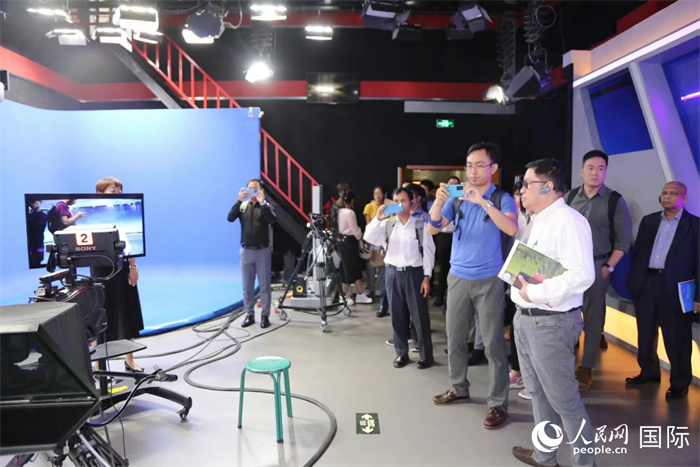 澜湄记者团参观云南大学新闻学院演播室。人民网 李发兴摄
