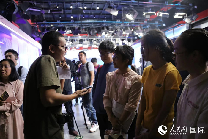 澜湄记者团参观云南大学新闻学院演播室,与学生展开交流。人民网 李发兴摄