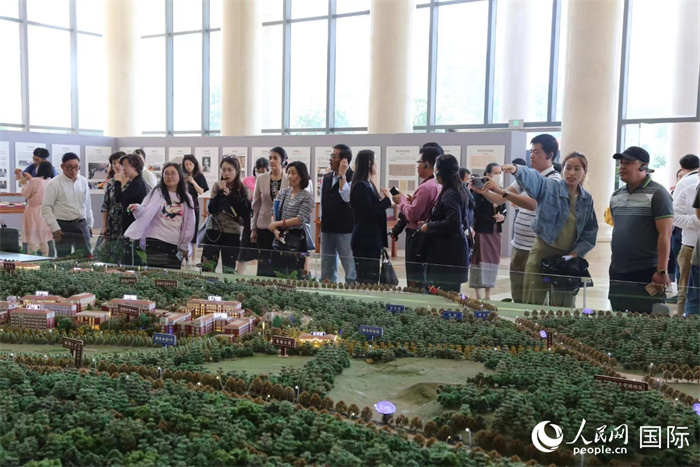 澜湄记者团参观云南大学图书馆。人民网 李发兴摄