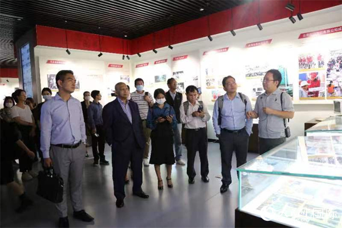 澜湄记者团参观云南日报社社史馆。人民网 李发兴摄