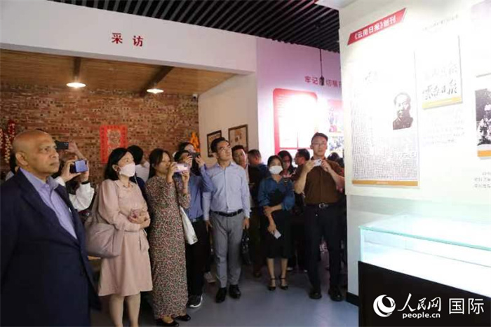 澜湄记者团参观云南日报社社史馆。人民网 李发兴摄